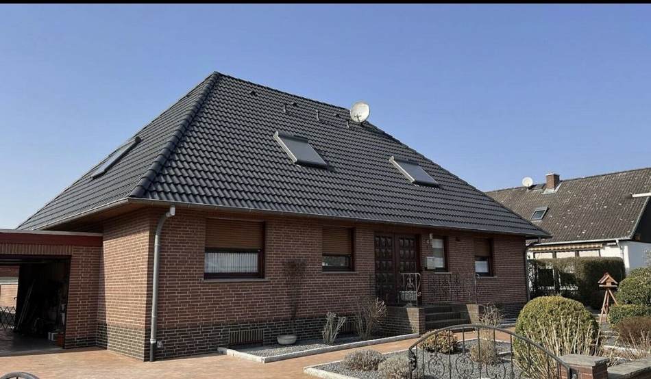 Haus mit dunklem Dach aus der Projektgalerie von Braun